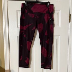 Lululemon Black and Red Patterned Capri Leggings 10